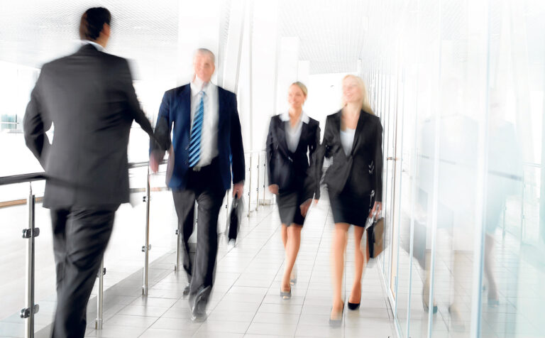 ¿Cuál es el saludo más adecuado, «buen día» o «buenos días»? ¿Y durante la tarde y la noche?