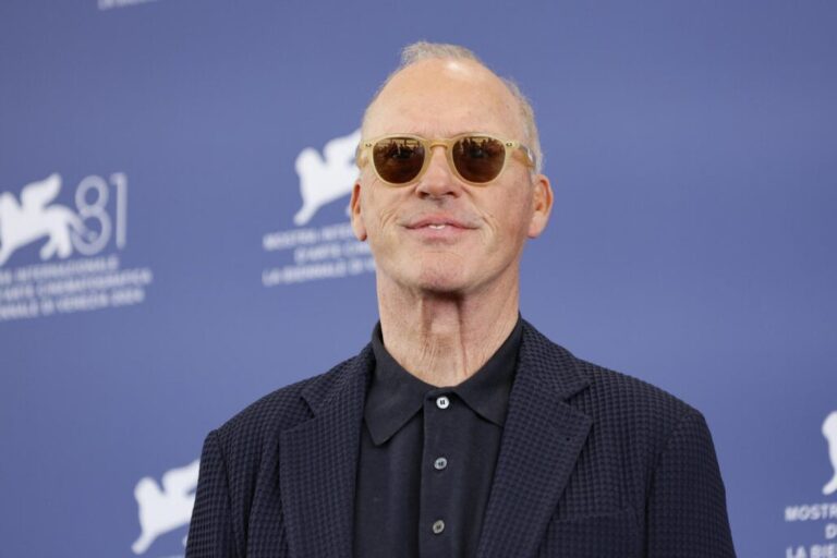 Michael Keaton dice Trump y Musk no respetan a sus seguidores