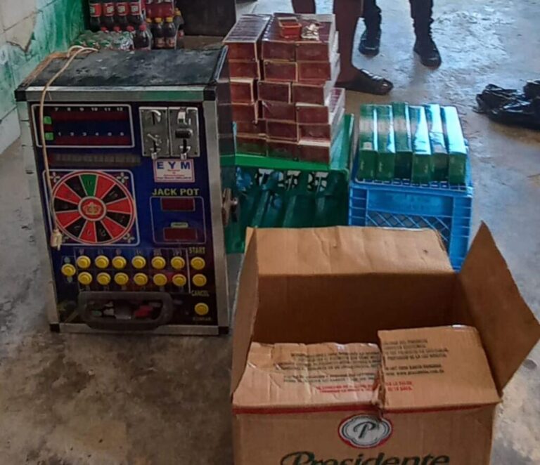 Policiales: Policía Nacional y Ministerio Público ocupan contrabando de cigarrillos en dos colmados de Boca Chica