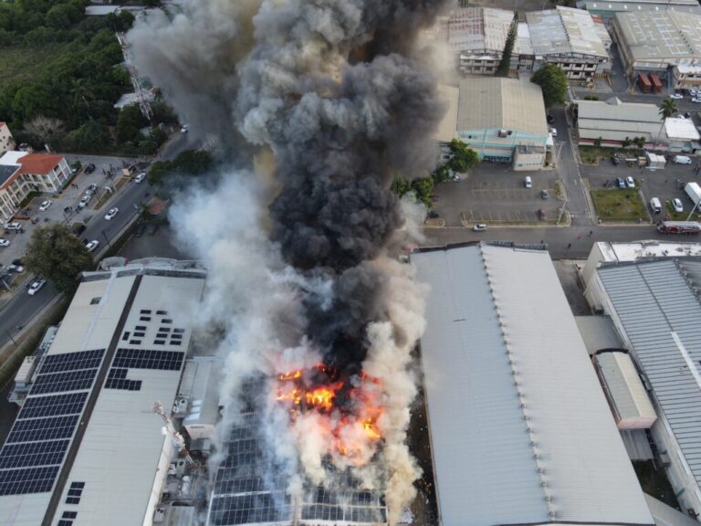 911 coordina asistencia en incendio de fábrica en Santiago #FVDigital