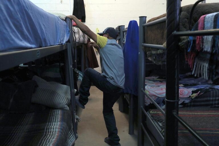 Venezolanos, cubanos y nicaragüenses en el limbo en México luego de que EE.UU. no extendiera el parole