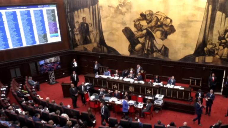 Aprueban reforma a la Constitución que unifica las elecciones y reduce cantidad de diputados