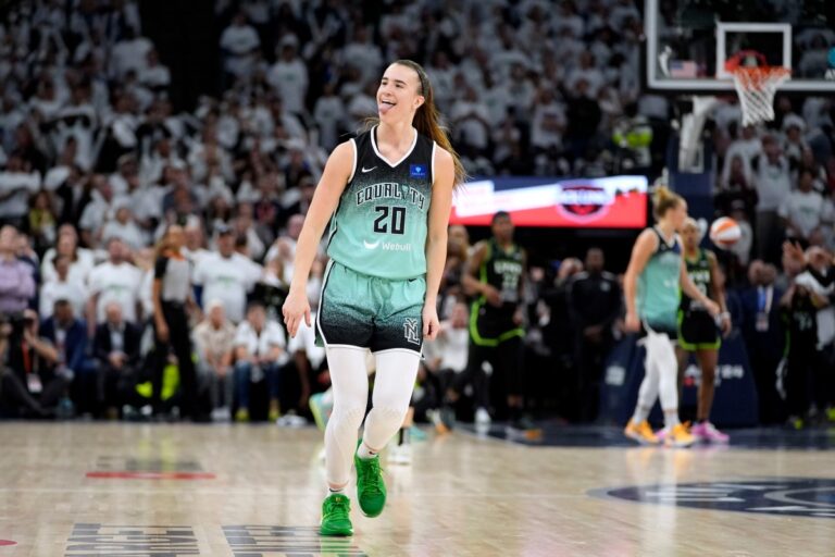 Triple milagroso de Sabrina Ionescu puso a New York Liberty a un juego del título de la WNBA