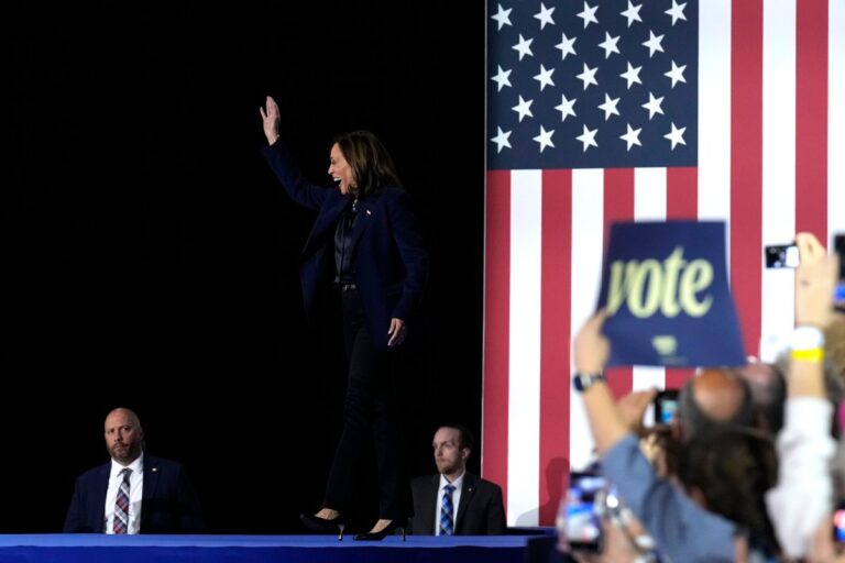 Kamala Harris también apela al patriotismo como estrategia de campaña para atraer a republicanos