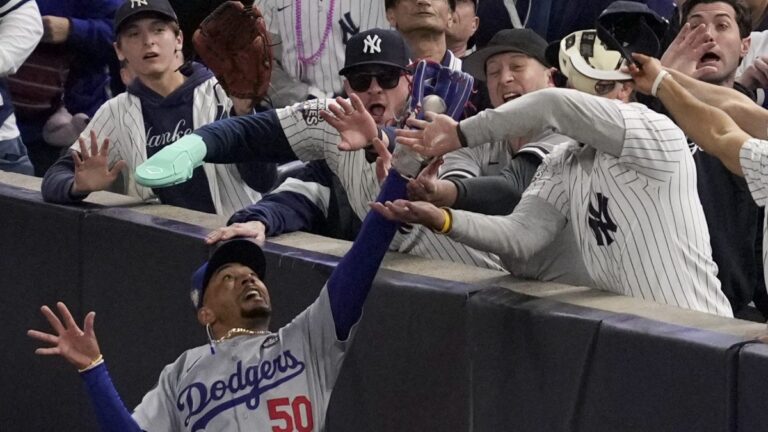 Prohiben entrada a Juego 5 a fanático de los Yankees que atrapó a Mookie Betts