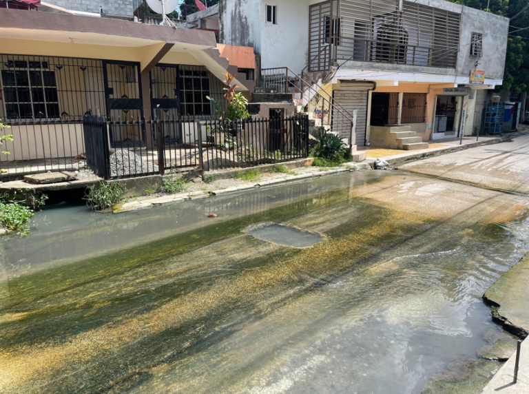 Aguas cloacales se desbordan en Bellas Colinas de Manoguayabo