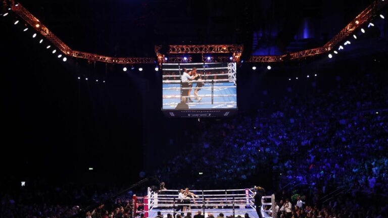 Boxeadores salen volando del ring y uno terminó lesionado en silla de ruedas