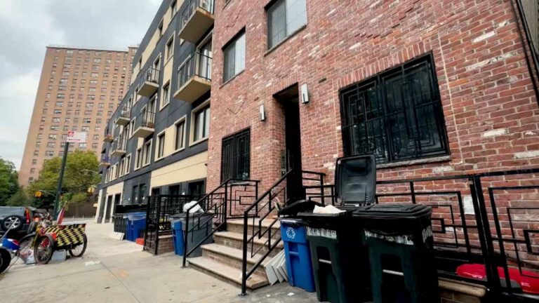 Sujeto sin hogar hiere con arma blanca a padre e hijo: NYPD