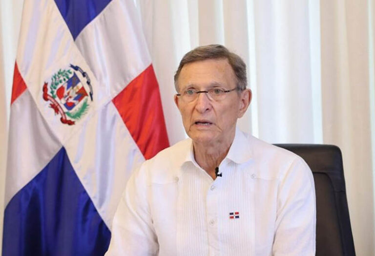 Canciller asegura solo han emitido 102 visas humanitarias a haitianos