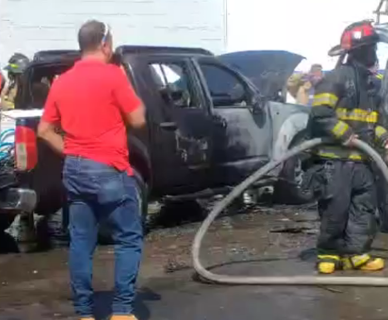 Se incendia camioneta en estación de combustible – Remolacha   #FVDigital