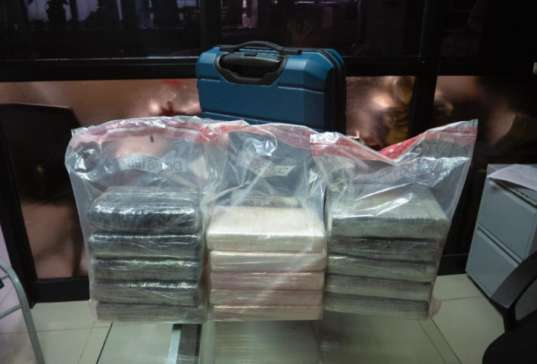 Tipo abandona maleta full de coca en el AILA – Remolacha   #FVDigital