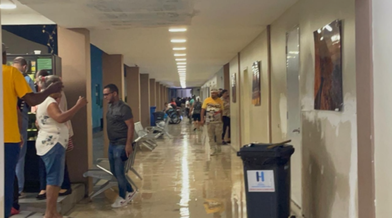 Se inunda la emergencia del hospital Cabral y Báez – Remolacha   #FVDigital