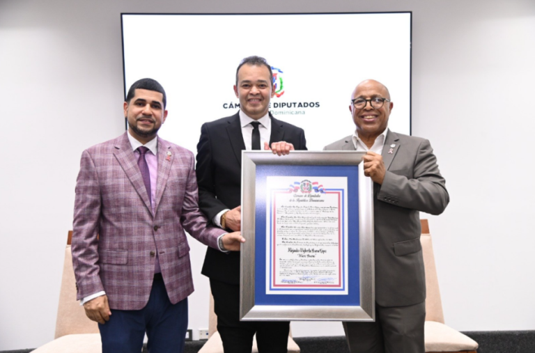 Cámara de Diputados entrega reconocimiento a Alex Bueno – Remolacha   #FVDigital