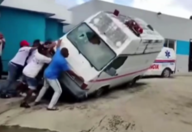 ¿Quéseto? Turba voltea ambulancia en hospital (video) – Remolacha   #FVDigital