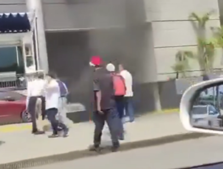 Bomberos sobre incendio en Blue Mall – Remolacha   #FVDigital