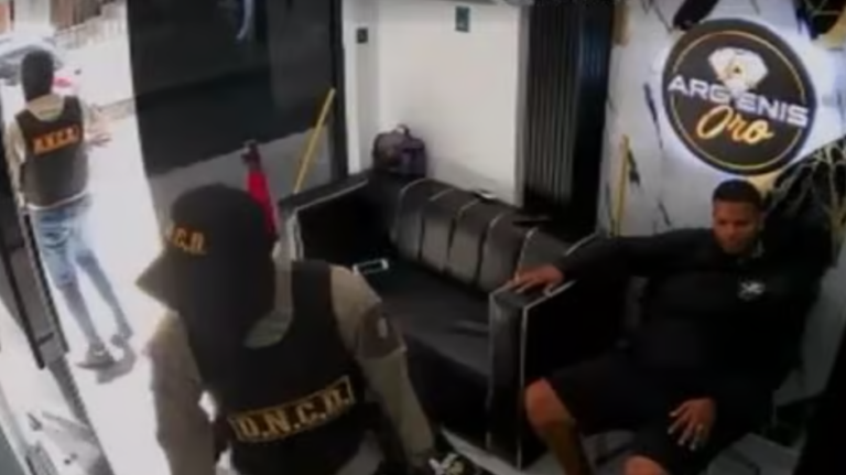 Tipos con uniformes de la DNCD asaltan otra joyería (video) – Remolacha   #FVDigital