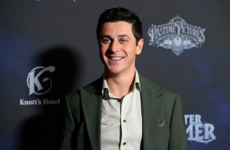 David Henrie habla sobre el set de ‘Wizards Beyond Waverly Place’