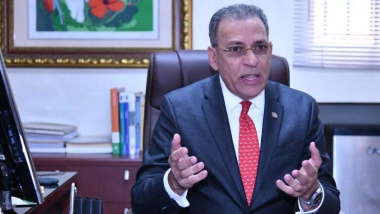 lo más probable es que el eje del ciclón zurdo pase por Haití y no por RD