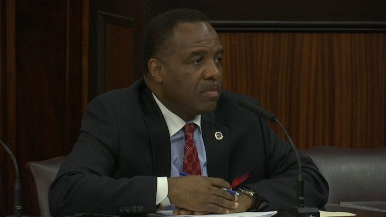 dimite Tim Pearson, asesor principal Adams