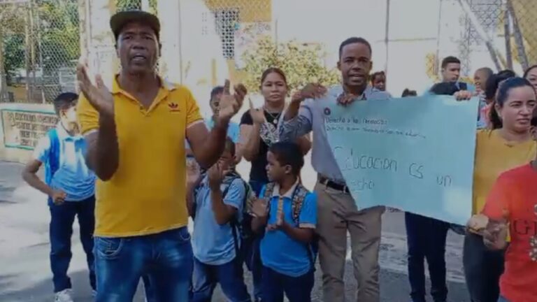 Comunitarios protestan en Azua por la falta de docencia y los paros de la ADP
