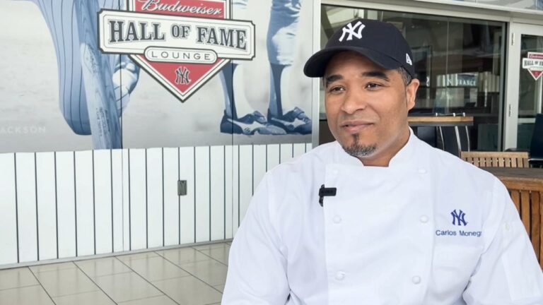 Carlos Monegro, chef en el estadio de los Yankees