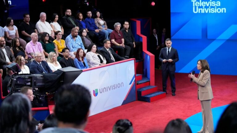 Harris se acerca a latinos indecisos