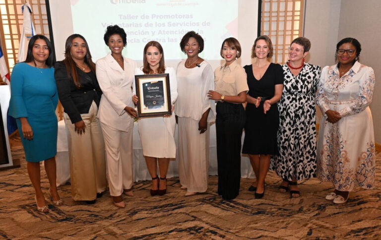 Unibella reconoce a ministra de la mujer y ofrece taller a estilistas #FVDigital