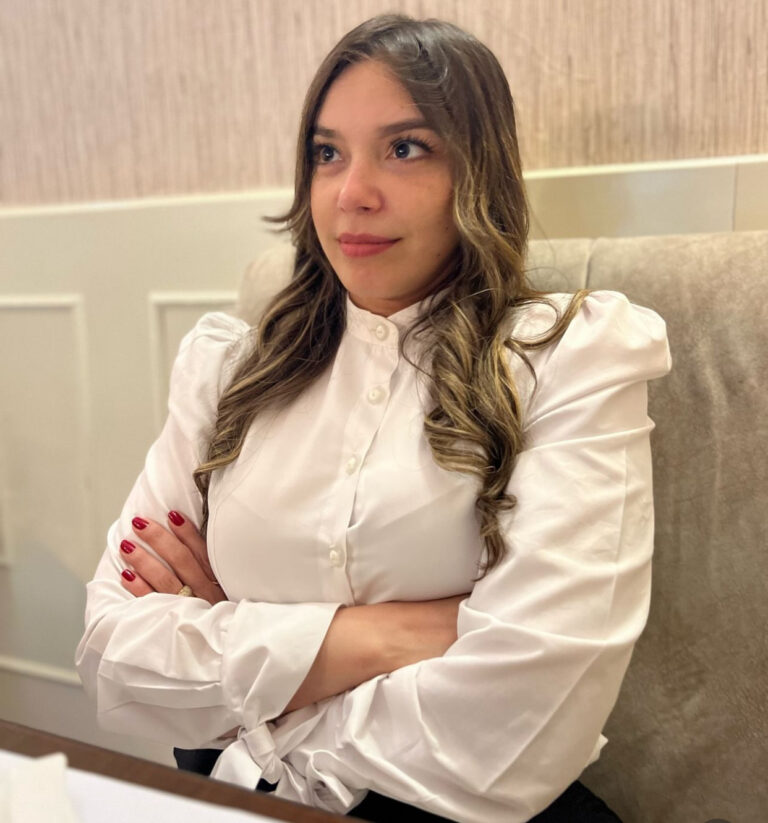 Hony Estrella a un paso de graduarse como politóloga; sustenta su tesis de grado