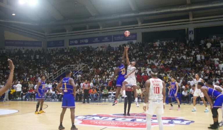 Nuevos desórdenes registrados en el Baloncesto del Distrito previo al partido entre Mauricio Báez y Bameso #FVDigital