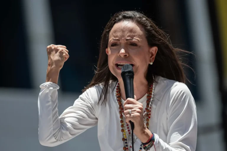 Corina Machado pide a la Fuerza Armada no “avalar” a “un régimen que va de salida” #FVDigital