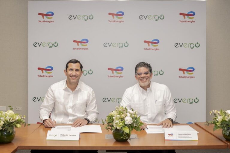 TotalEnergies y Evergo firman alianza para instalar la electrolinera más rápida del país