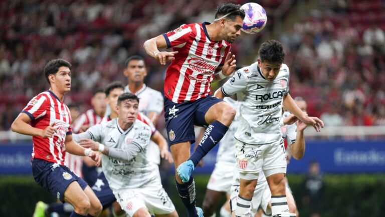 Las Chivas sepultan todo recuerdo de Gago y le pegan al Necaxa 2-0 #FVDigital