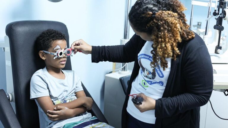 Incocegla evalúa más de 200 niños en el día internacional de la ambliopía u ojo vago