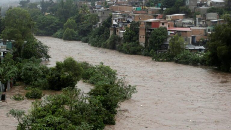 Honduras activa alertas en el país por las lluvias que genera un sistema de baja presión