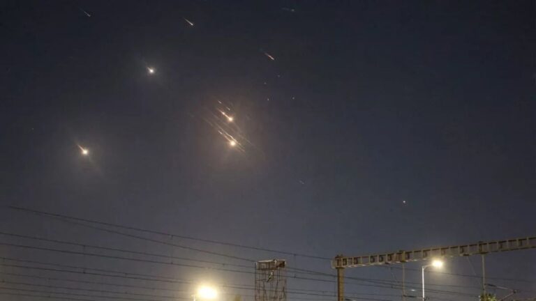 Irán ataca con misiles Israel como venganza por las muertes de Haniyeh y Nasrala