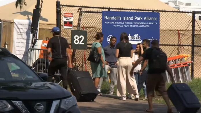 MARTINEZ_ES_ASYLUM_SEEKERS_RANDALLS_ISLAND_CLOSING_PKG_CG_131234925_4320.jpeg