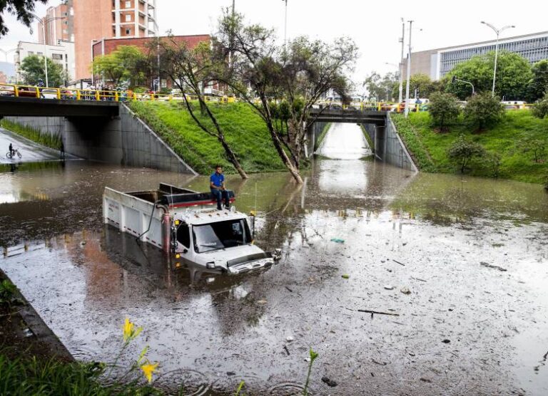 Colapsa Medellín; inundaciones urbanas e incendio en el Metro