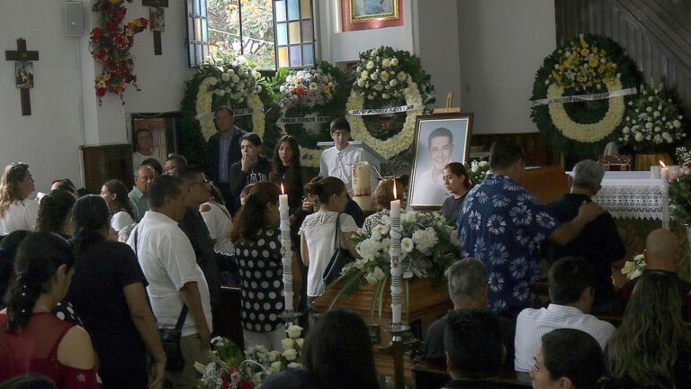 Realizan funeral de alcalde asesinado en sur de México