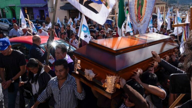 Rinden homenaje pueblo natal a sacerdote asesinado en México