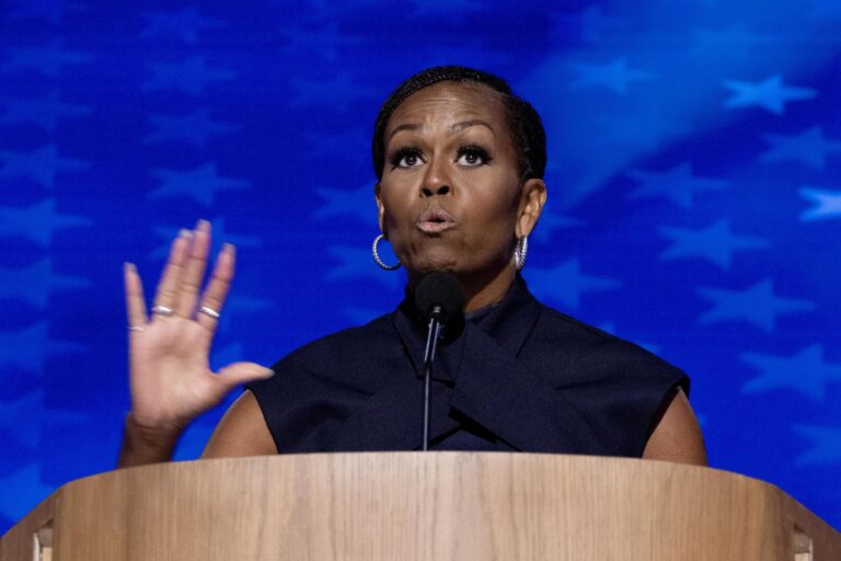 Michelle Obama apela a las mujeres y las insta a defender sus derechos votando por Harris