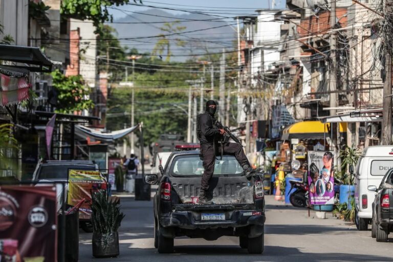 Tres muertos y tres heridos en tiroteo entre policías y narcos en Río de Janeiro