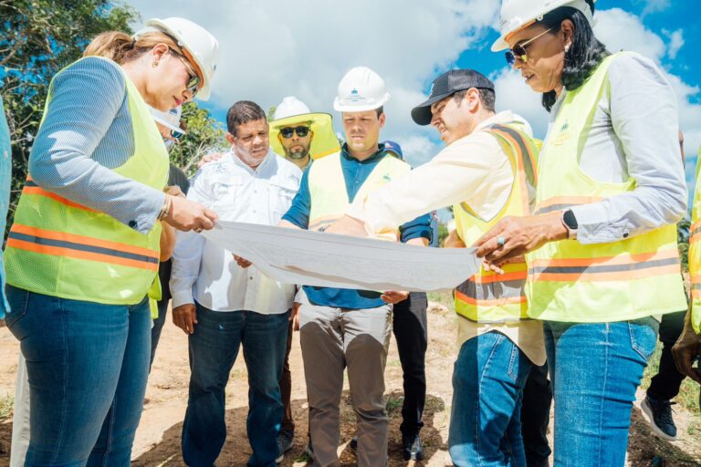 Ministro de Vivienda supervisa construcción del Centro Correccional Preventivo y Unidad Traumatológica de Higüey