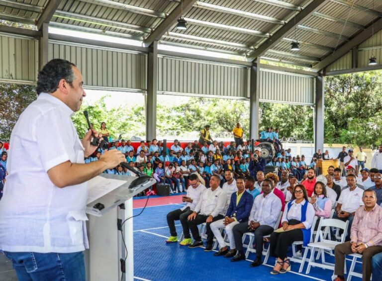 INEFI entrega moderno polideportivo y utilerías deportivas en escuelas Elías Piña