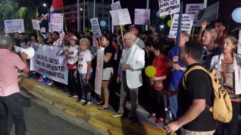 Protestan frente al Congreso en rechazo al proyecto de reforma fiscal