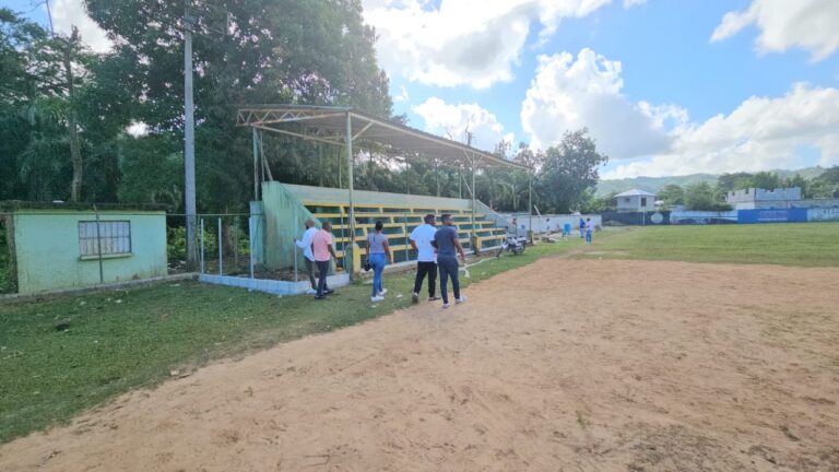 Director distrito municipal El Limón anuncia remozamiento play de baseball