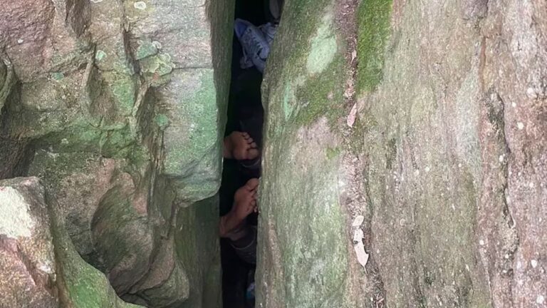 El peligroso rescate de una joven que quedó atrapada entre rocas cuando intentaba recuperar su celular