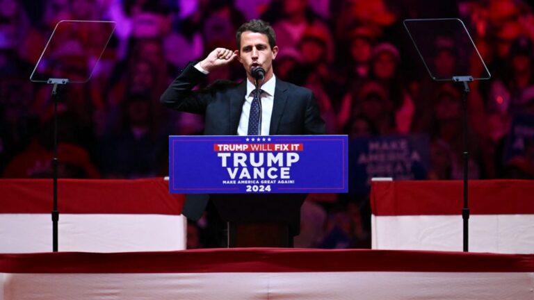 Comediante califica a PR como isla flotante de basura en mitin de Trump