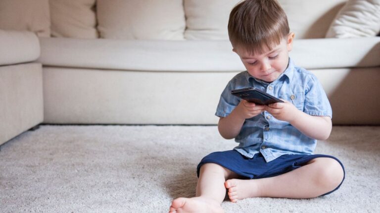 Por qué los niños menores de seis años no pueden exponerse a ninguna pantalla