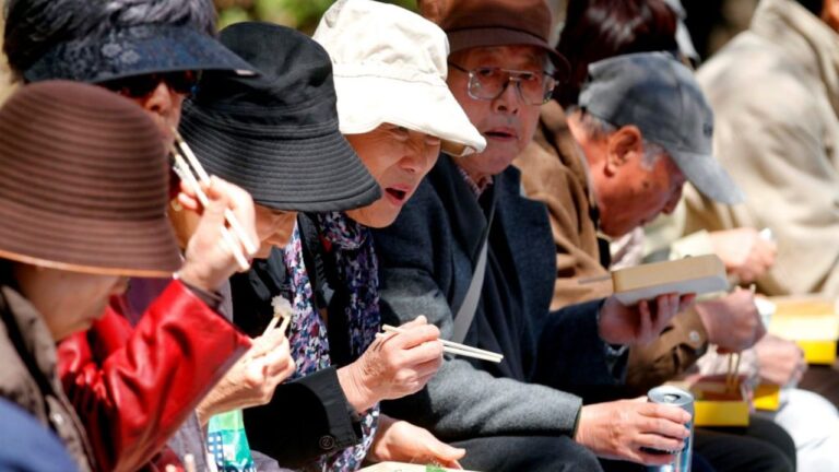 Tokio crea una red de vigilancia de ancianos para evitar que mueran solos