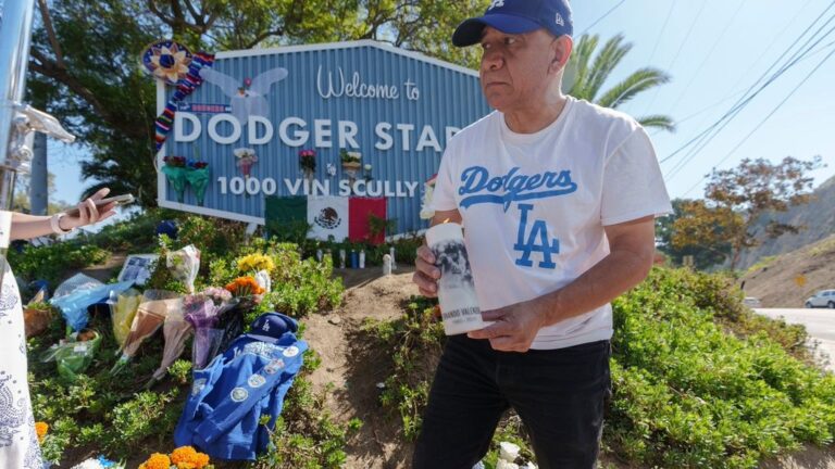 Angelinos, latinos, lamentan muerte Fernando Valenzuela